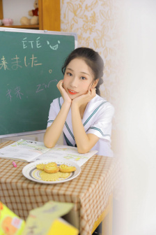 我解开胸罩喂学长吃奶视频